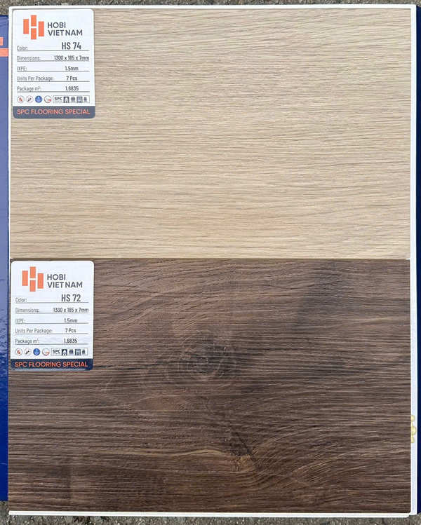 So sánh màu sắc thực tế sàn nhựa Hobi mã HS74 và mã khác